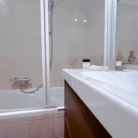 Appartement St Roch 2 - 300 M De La Gare, Clim, Terrasse, Garage Antibes